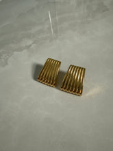 Load image into Gallery viewer, The Manor earring