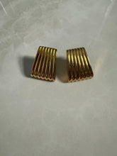 Load image into Gallery viewer, The Manor earring