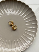 Load image into Gallery viewer, Twisted hoop earring