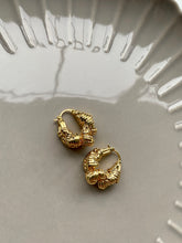 Load image into Gallery viewer, Twisted hoop earring