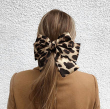 Load image into Gallery viewer, Leopard barrette hair bow