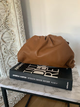 Load image into Gallery viewer, La poche handbag camel large