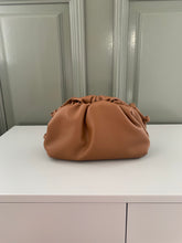 Load image into Gallery viewer, La poche handbag tan small